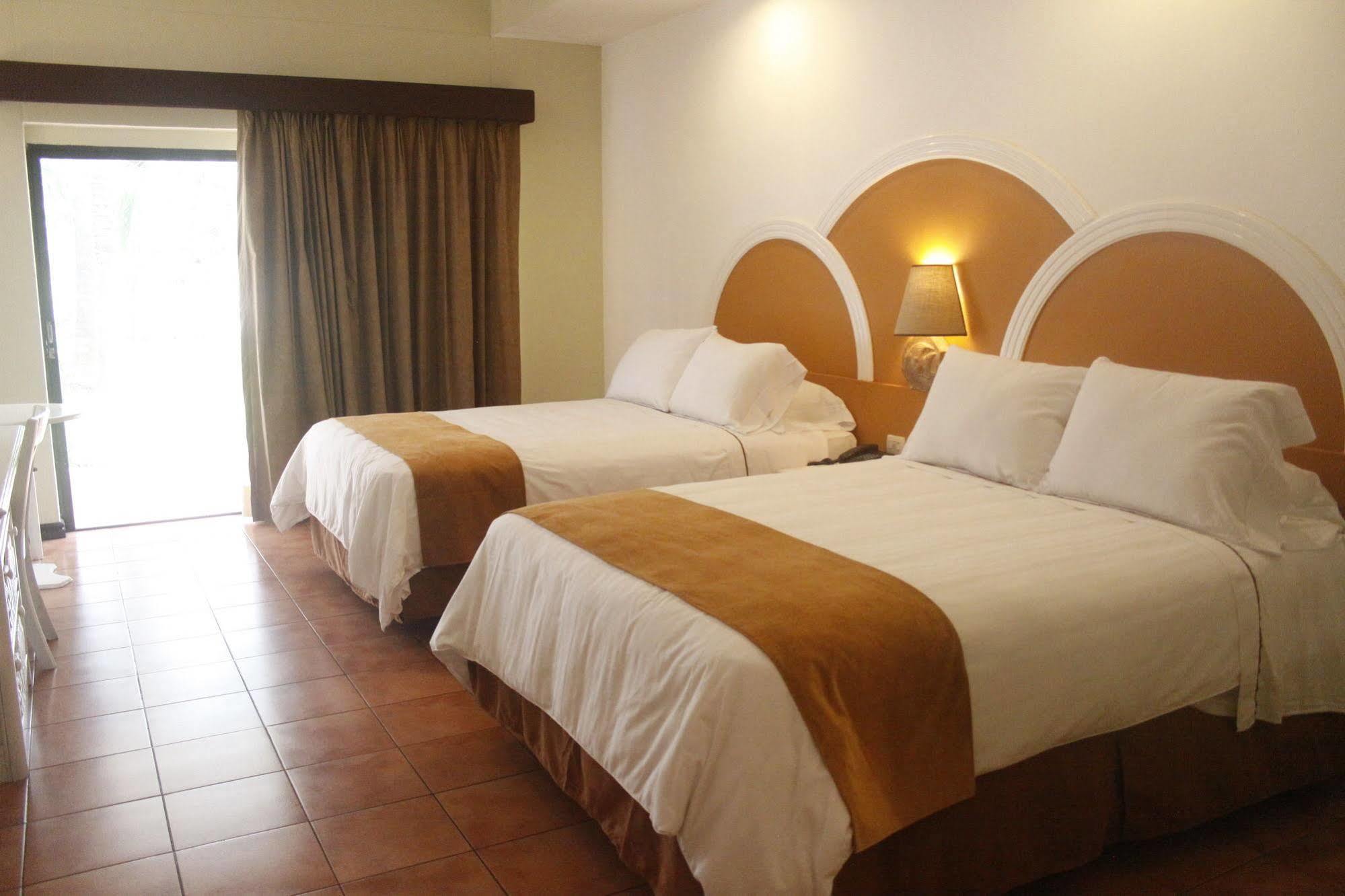Hotel Soleil Pacifico Chulamar エクステリア 写真